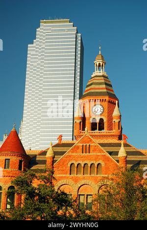 Im Kontrast zur historischen Architektur des Old Red Courthouse und des modernen Bank of America Building in Dallas, Texas Stockfoto