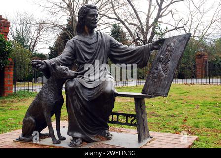 Eine Statue von St. Luke mit einem Bild von Maria und Jesus in der St. Lukes Church in Smithfield Virginia Stockfoto