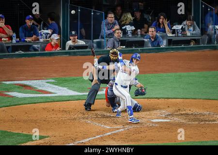 Arlington, Texas, USA. April 2024. Der Texas Rangers Outfield EVAN CARTER (32) trifft während eines MLB-Spiels zwischen den Houston Astros und den Texas Rangers im Globe Life Field einen Doppelschlag. (Kreditbild: © Mark Fann/ZUMA Press Wire) NUR REDAKTIONELLE VERWENDUNG! Nicht für kommerzielle ZWECKE! Quelle: ZUMA Press, Inc./Alamy Live News Stockfoto