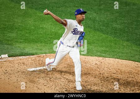 Arlington, Texas, USA. April 2024. Der Texas Rangers Pitcher JosÃ LECLERC (25) war der engere während eines MLB-Spiels zwischen den Houston Astros und den Texas Rangers im Globe Life Field. (Kreditbild: © Mark Fann/ZUMA Press Wire) NUR REDAKTIONELLE VERWENDUNG! Nicht für kommerzielle ZWECKE! Quelle: ZUMA Press, Inc./Alamy Live News Stockfoto