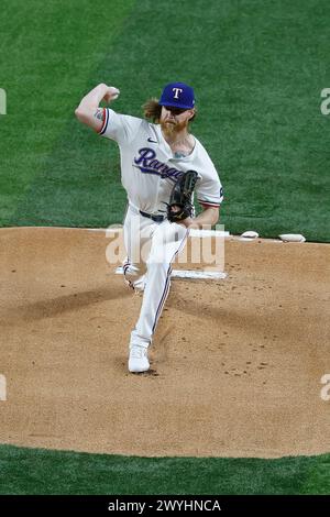 Arlington, Texas, USA. April 2024. Der Texas Rangers Pitcher JON GRAY (22) war der Startpitcher während eines MLB-Spiels zwischen den Houston Astros und den Texas Rangers im Globe Life Field. (Kreditbild: © Mark Fann/ZUMA Press Wire) NUR REDAKTIONELLE VERWENDUNG! Nicht für kommerzielle ZWECKE! Quelle: ZUMA Press, Inc./Alamy Live News Stockfoto