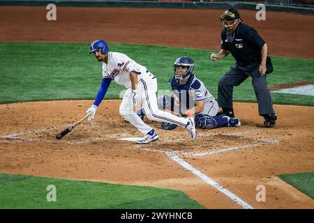 Arlington, Texas, USA. April 2024. Die Texas Rangers sind die zweite Basis MARCUS SEMIEN (2) mit einer RBI-Single während eines MLB-Spiels zwischen den Houston Astros und den Texas Rangers im Globe Life Field. (Kreditbild: © Mark Fann/ZUMA Press Wire) NUR REDAKTIONELLE VERWENDUNG! Nicht für kommerzielle ZWECKE! Quelle: ZUMA Press, Inc./Alamy Live News Stockfoto