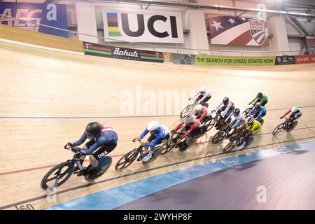 Los Angeles, Kalifornien, USA. April 2024. Das Feld im Herrenomnium auf der Rennstrecke im Velo Sports Center, das das olympische Velodrome bei den Olympischen Spielen in Los Angeles 2028 sein wird. Quelle: Casey B. Gibson/Alamy Live News Stockfoto