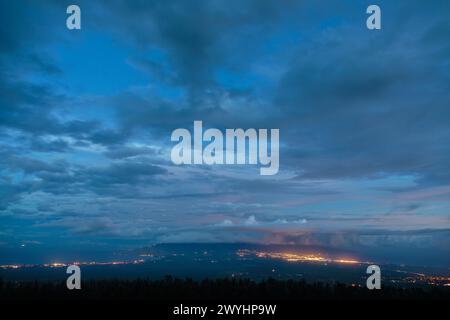 Licht und Wolken vor der Dämmerung ziehen sich von der Seite des Haleakala Vulkankraters hoch oben auf der Insel Maui, Hawaii, durch Maui Stockfoto