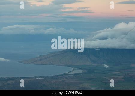 Am frühen Morgen ziehen Licht und Wolken über Maui, vom Haleakala Vulkankrater hoch oben auf der Insel Maui, Hawaii Stockfoto