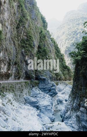 Hualien, Taiwan. 2. Juli 2009. Die Klippenstraße des Central Cross-Island Highway führt durch enge, aus Stein gemeißelte Tunnel entlang der dramatischen, gewundenen Marmorschlucht entlang des Liwu River, wie man vom Ausgangspunkt des Tunnels of Nine Turns (Jiuqudong) im Taroko National Park, Hualien, Taiwan, aus sehen kann. Stockfoto