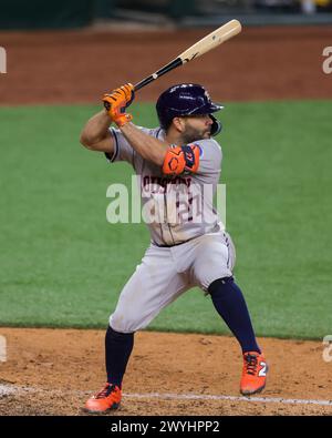 Arlington, Texas, USA. April 2024. Jose Altuve (27), die zweite Baseballstation von Houston Astros, wurde während des Major League Baseballspiels zwischen den Houston Astros und den Texas Rangers auf dem Globe Life Field in Arlington, Texas, gespielt. Die Rangers besiegten Astros mit 7:2. Greg Atkins/CSM/Alamy Live News Stockfoto