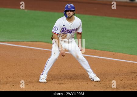 Arlington, Texas, USA. April 2024. Der Shortstop Josh Smith (8) der Texas Rangers war während des Major League Baseball-Spiels zwischen den Houston Astros und den Texas Rangers auf dem Globe Life Field in Arlington, Texas. Die Rangers besiegten Astros mit 7:2. Greg Atkins/CSM/Alamy Live News Stockfoto