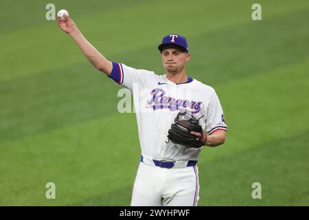 Arlington, Texas, USA. April 2024. Der Shortstop Corey Seager (5) der Texas Rangers wärmt sich vor dem Major League Baseballspiel zwischen den Houston Astros und den Texas Rangers auf dem Globe Life Field in Arlington, Texas, auf. Die Rangers besiegten Astros mit 7:2. Greg Atkins/CSM/Alamy Live News Stockfoto