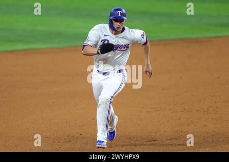 Arlington, Texas, USA. April 2024. Der Shortstop Corey Seager (5) der Texas Rangers wird beim Major League Baseball Spiel zwischen den Houston Astros und den Texas Rangers auf dem Globe Life Field in Arlington, Texas, Dritter. Die Rangers besiegten Astros mit 7:2. Greg Atkins/CSM/Alamy Live News Stockfoto