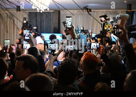 Bratislava, Slowakei. April 2024. Journalisten im Wahlquartier des Präsidentschaftskandidaten Peter Pellegrini nach der zweiten Runde der Präsidentschaftswahlen in Bratislava, Slowakei, am 6. April 2024. Quelle: Vaclav Salek/CTK Photo/Alamy Live News Stockfoto