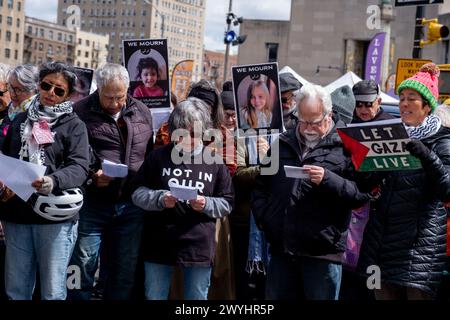 New York, Usa. April 2024. Demonstranten halten Plakate mit Fotos von Kindern, die während der israelischen Bombardierung von Gaza getötet wurden. Eine kleine Gruppe von Demonstranten versammelte sich am Ende der Straße, in der Senator Chuck Schumer lebt, um ein sofortiges Ende aller US-Gelder für Israel zu fordern. Unter der Leitung der Aktivistengruppe Jewish Voice for Peace spaziert die Gruppe durch einen Bauernmarkt entlang des Prospect Park, auf dem Banner und Nachbildungen palästinensischer Kinder transportiert werden, die im Gaza-Streifen durch israelische Bombenangriffe im israelisch-Hamas-Krieg getötet wurden. (Foto: Syndi Pilar/SOPA Images/SIPA USA) Credit: SIPA USA/Alamy Live News Stockfoto