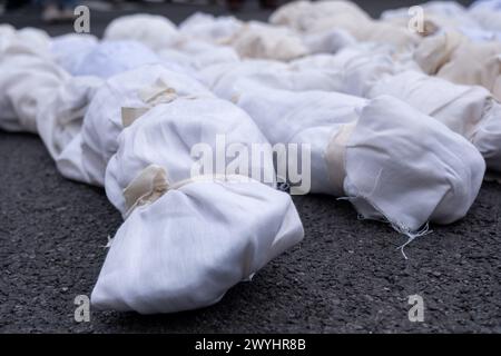 Die Bilder von Kindern, die während der israelischen Bombardierung des Gazastreifens getötet wurden, liegen während der Kundgebung in weißem Tuch auf dem Boden. Eine kleine Gruppe von Demonstranten versammelte sich am Ende der Straße, in der Senator Chuck Schumer lebt, um ein sofortiges Ende aller US-Gelder für Israel zu fordern. Unter der Leitung der Aktivistengruppe Jewish Voice for Peace spaziert die Gruppe durch einen Bauernmarkt entlang des Prospect Park, auf dem Banner und Nachbildungen palästinensischer Kinder transportiert werden, die im Gaza-Streifen durch israelische Bombenangriffe im israelisch-Hamas-Krieg getötet wurden. (Foto: Syndi Pilar/SOPA Images/SIPA USA) Stockfoto