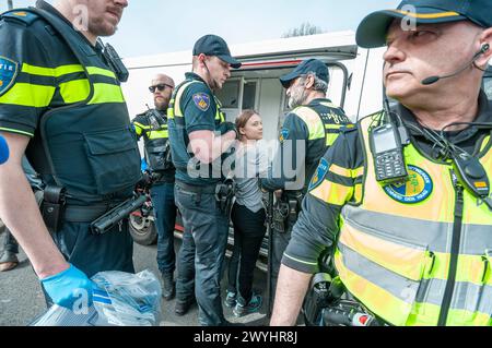 Schwedisches Klima Greta Thunberg bei ihrer zweiten Verhaftung während der heutigen gescheiterten A12-Blockade in den Haag. Organisiert von Extinction Rebellion und ihrer 37. Autobahnblockade der A12 in einer neuen internationalen Aktion gegen fossile Subventionen. Die Polizei verhaftete heute mindestens 400 Klimaaktivisten in den Haag, in der Aussterbungsaufstand 37. Blockade der A12. Die Polizei hielt die Kontrolle von Beginn an und die Extinction Rebellion konnte die Autobahn nicht kontrollieren; die Utrechtsebaan. Später blockierten sie die Koningskade und den Bezuidenhoutseweg. Das schwedische Klima Greta Thunberg nahm an der Demonstration Teil und W Stockfoto