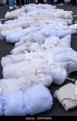 Die Bilder von Kindern, die während der israelischen Bombardierung des Gazastreifens getötet wurden, liegen während der Kundgebung in weißem Tuch auf dem Boden. Eine kleine Gruppe von Demonstranten versammelte sich am Ende der Straße, in der Senator Chuck Schumer lebt, um ein sofortiges Ende aller US-Gelder für Israel zu fordern. Unter der Leitung der Aktivistengruppe Jewish Voice for Peace spaziert die Gruppe durch einen Bauernmarkt entlang des Prospect Park, auf dem Banner und Nachbildungen palästinensischer Kinder transportiert werden, die im Gaza-Streifen durch israelische Bombenangriffe im israelisch-Hamas-Krieg getötet wurden. (Foto: Syndi Pilar/SOPA Images/SIPA USA) Stockfoto