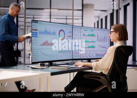 Data Analyst mit dem KPI-Dashboard von Data Analytics Stockfoto