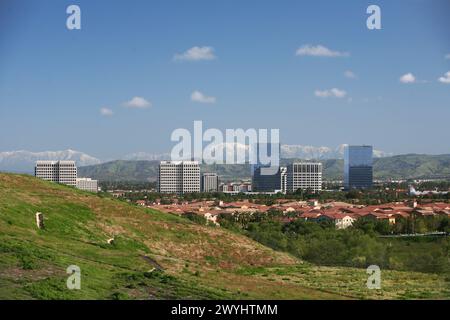 Blick auf Irvine Spectrum und das Geschäftsviertel in der Nähe der Autobahnen 5 und 405 Stockfoto