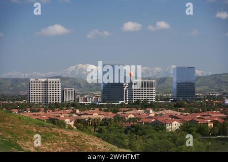 Blick auf Irvine Spectrum und das Geschäftsviertel in der Nähe der Autobahnen 5 und 405 Stockfoto