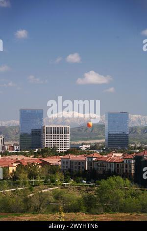 Blick auf Irvine Spectrum und das Geschäftsviertel in der Nähe der Autobahnen 5 und 405 Stockfoto