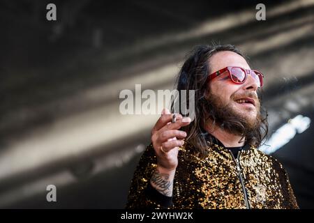 Der belgische Künstler Romano Nervoso lebt in Brüssel | Fete de la musique dans le Parc du Cinquantenaire. Romano Nervoso le chanteur belge en Concert Stockfoto