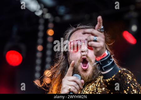 Der belgische Künstler Romano Nervoso lebt in Brüssel | Fete de la musique dans le Parc du Cinquantenaire. Romano Nervoso le chanteur belge en Concert Stockfoto