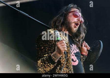 Der belgische Künstler Romano Nervoso lebt in Brüssel | Fete de la musique dans le Parc du Cinquantenaire. Romano Nervoso le chanteur belge en Concert Stockfoto