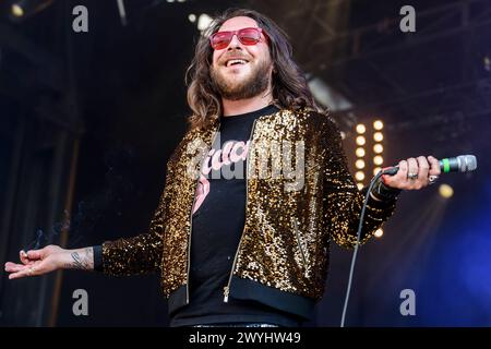 Der belgische Künstler Romano Nervoso lebt in Brüssel | Fete de la musique dans le Parc du Cinquantenaire. Romano Nervoso le chanteur belge en Concert Stockfoto