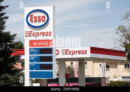 Bordeaux , Frankreich - 04 04 2024 : Esso Express Tankstelle Pumpen Logo Text und Markenzeichen Stockfoto