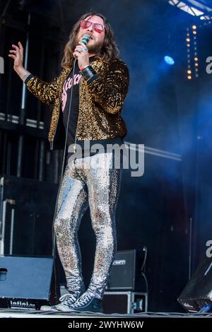 Der belgische Künstler Romano Nervoso lebt in Brüssel | Fete de la musique dans le Parc du Cinquantenaire. Romano Nervoso le chanteur belge en Concert Stockfoto