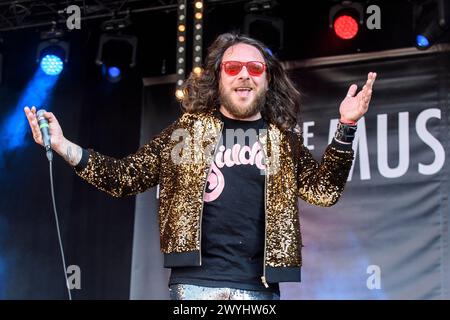 Der belgische Künstler Romano Nervoso lebt in Brüssel | Fete de la musique dans le Parc du Cinquantenaire. Romano Nervoso le chanteur belge en Concert Stockfoto