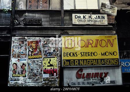 Werbeschilder und Filmplakate, aufgenommen 1992, Old Delhi District, New Delhi, Indien Stockfoto