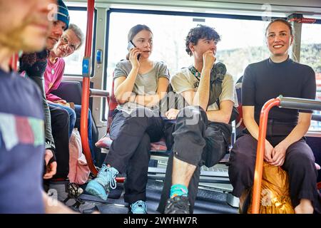 Den Haag, Niederlande. April 2024. Greta Thunberg wurde zusammen mit anderen Demonstranten verhaftet, als sie die Straße (S100) im Zentrum von den Haag blockierte. Eine kleine Gruppe von Demonstranten blockierte die Straße (S100) im Zentrum von den Haag während einer Extinction Rebellion Bewegung. Anfangs wollten die Aktivisten die A12 zum 37. Mal blockieren, aber es gelang ihnen nicht, die Straße zu erobern, als Polizisten sie umzingelten und verhafteten. Die Demonstranten trugen „XR“-Flaggen und Plakate mit der Aufschrift „Stop Fuel Subventionen now!“ Und „der Planet stirbt!“. Quelle: SOPA Images Limited/Alamy Live News Stockfoto