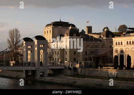 Das tägliche Leben in der Innenstadt der Hauptstadt der Republik Nordmazedonien, Skopje, in der Nähe des Flusses Vardar. Stockfoto