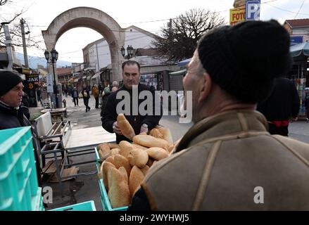 Der Alltag in der Innenstadt der Hauptstadt der Republik Nordmazedonien, Skopje. Ein Brotverkäufer auf der Straße. Stockfoto