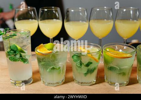 An der Bar werden verschiedene erfrischende Zitruscocktails wie Mojitos und Orangengetränke serviert. Stockfoto