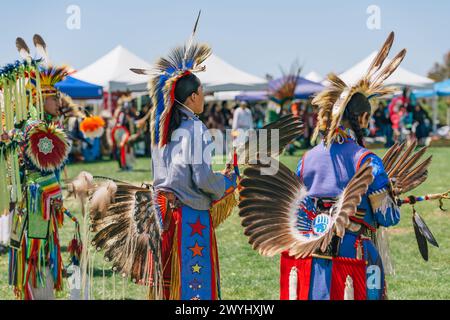 Malibu, Kalifornien. April 2024. Powwow. Ureinwohner-Amerikaner in voller Insignien. Details von Insignien aus nächster Nähe. Chumash Day Powwow Stockfoto