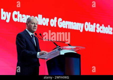 Bukarest, Rumänien. April 2024. Bundeskanzler Olaf Scholz spricht am 6. April 2024 im Parlamentspalast in Bukarest (Rumänien) zu einem Treffen der Führer der Partei der Europäischen Sozialisten (SPE). Quelle: Cristian Cristel/Xinhua/Alamy Live News Stockfoto