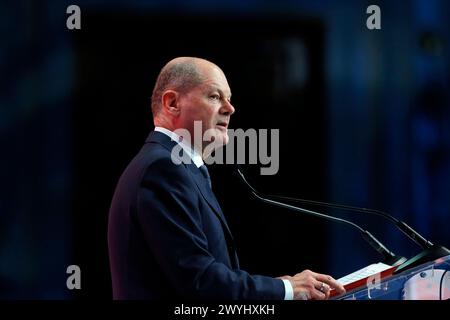 Bukarest, Rumänien. April 2024. Bundeskanzler Olaf Scholz spricht am 6. April 2024 im Parlamentspalast in Bukarest (Rumänien) zu einem Treffen der Führer der Partei der Europäischen Sozialisten (SPE). Quelle: Cristian Cristel/Xinhua/Alamy Live News Stockfoto