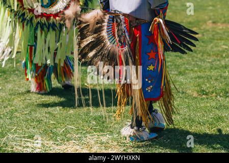 Malibu, Kalifornien. April 2024. Powwow. Ureinwohner-Amerikaner in voller Insignien. Details von Insignien aus nächster Nähe. Chumash Day Powwow Stockfoto