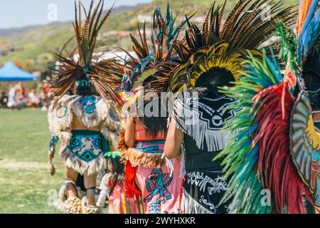 Malibu, Kalifornien. April 2024. Powwow. Ureinwohner-Amerikaner in voller Insignien. Details von Insignien aus nächster Nähe. Chumash Day Powwow Stockfoto