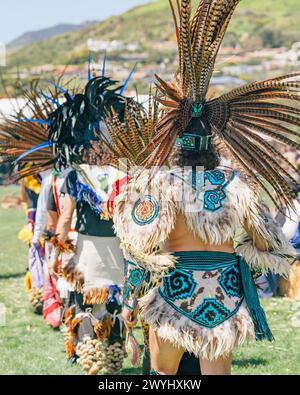 Malibu, Kalifornien. April 2024. Powwow. Ureinwohner-Amerikaner in voller Insignien. Details von Insignien aus nächster Nähe. Chumash Day Powwow Stockfoto