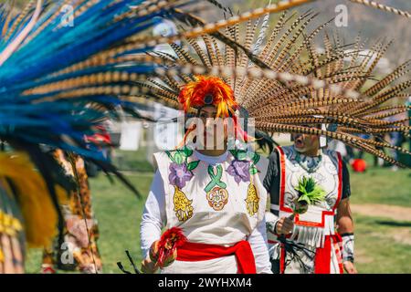 Malibu, Kalifornien. April 2024. Powwow. Ureinwohner-Amerikaner in voller Insignien. Details von Insignien aus nächster Nähe. Chumash Day Powwow Stockfoto