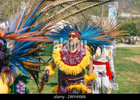 Malibu, Kalifornien. April 2024. Powwow. Ureinwohner-Amerikaner in voller Insignien. Details von Insignien aus nächster Nähe. Chumash Day Powwow Stockfoto