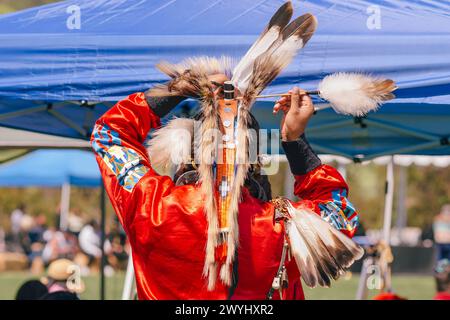 Malibu, Kalifornien. April 2024. Powwow. Indianischer Mann in Full Regalia. Chumash Day Powwow und Intertribal Meeting. Stockfoto