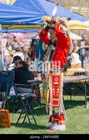 Malibu, Kalifornien. April 2024. Powwow. Indianischer Mann in Full Regalia. Chumash Day Powwow und Intertribal Meeting. Stockfoto