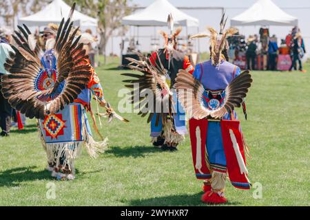 Malibu, Kalifornien. April 2024. Powwow. Indianische Männer in Full Regalia. Chumash Day Powwow und Intertribal Meeting. Stockfoto