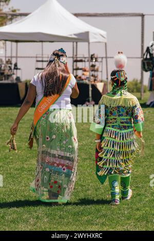 Malibu, Kalifornien. April 2024. Powwow. Amerikanische Ureinwohner in Full Regalia. Chumash Day Powwow und Intertribal Meeting. Stockfoto