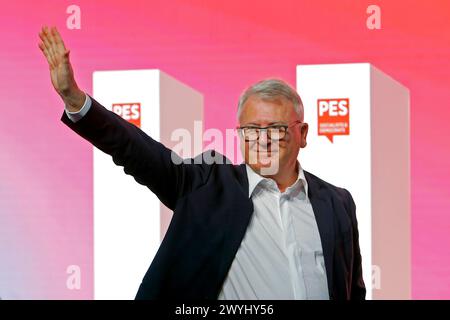 Bukarest, Rumänien. April 2024. Nicolas Schmit, EU-Kommissar für Beschäftigung und soziale Rechte, gibt Gesten während eines Treffens der Führer der Partei der europäischen Sozialisten (SPE) im Parlamentspalast in Bukarest, Rumänien, am 6. April 2024. Quelle: Cristian Cristel/Xinhua/Alamy Live News Stockfoto