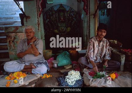 Männer, die Blumengirlanden vor dem Tempel Ganesh verkaufen, 1999 in Jodhpur, Rajasthan, Indien Stockfoto