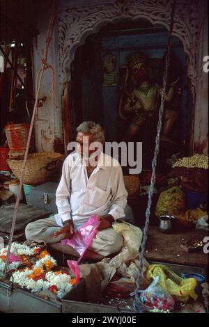 Mann, der Blumengirlanden vor dem Ganesh Tempel verkauft, 1999 genommen, Jodhpur, Rajasthan, Indien Stockfoto